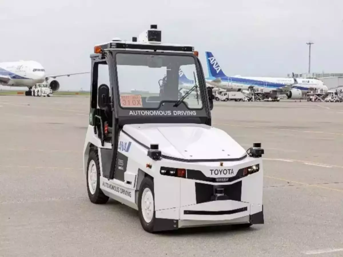 Tokyos Haneda Airport trials driverless vehicle to tow cargo containers