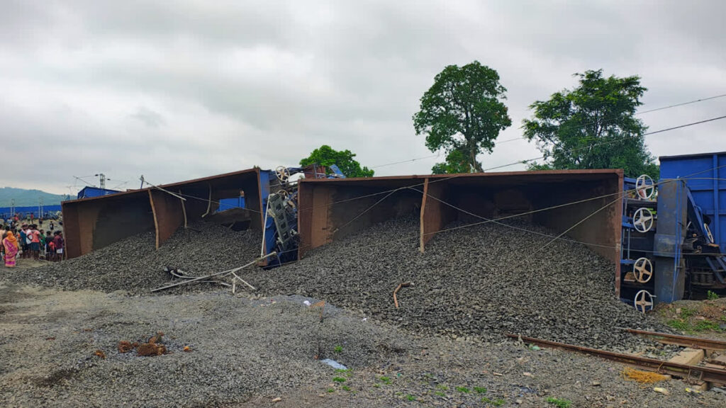 Train tragedy averted in Jharkhand as 14 freight wagons derail; no human casualties 1 Train tragedy averted in Jharkhand as 14 freight wagons derail; no human casualties