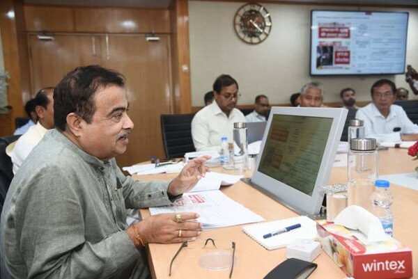 Shri Nitin Gadkari reviews highway projects in two states